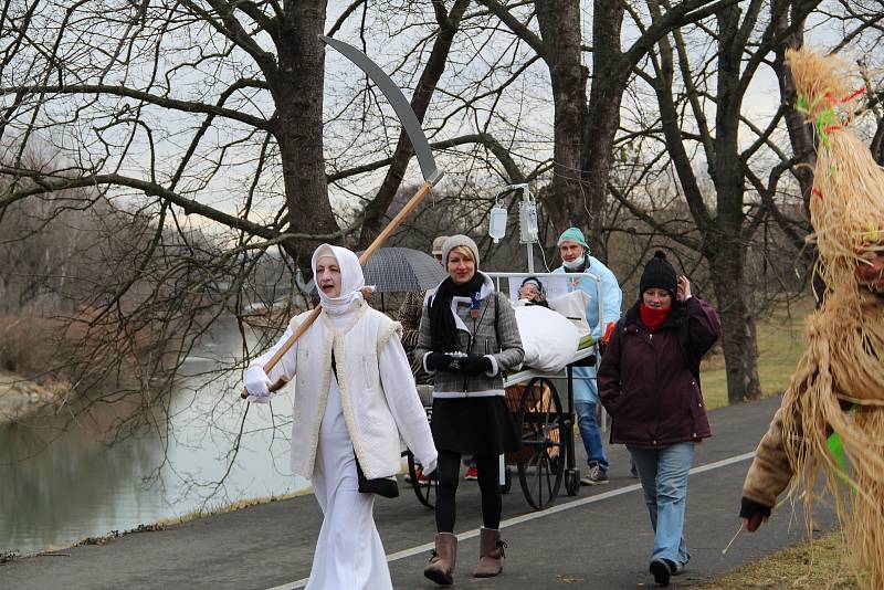 Přerovem prošel masopustní průvod. Nechyběli stárek se stárkovou, medvěd i smrtka.