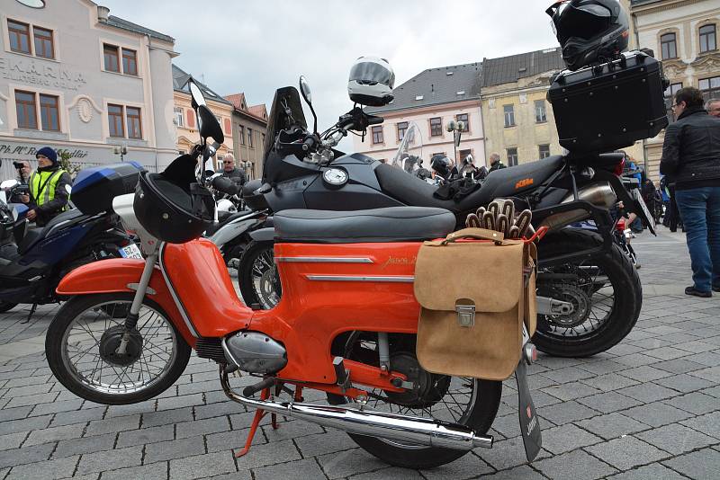 Na sto padesát motorkářů obsadilo v sobotu Masarykovo náměstí v Přerově, aby zahájili letošní sezonu. Motorkáři z různých koutů Moravy, ale i Polska vyrazili kolem půl druhé odpoledne na spanilou jízdu regionem