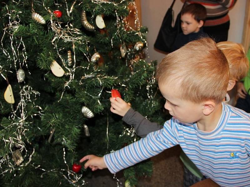 Výstavu Vánoce na zámku, která se koná v prostorách Muzea Komenského v Přerově, navštívily v pátek dopoledne děti z Mateřské školy Kouřílkova v Přerově.