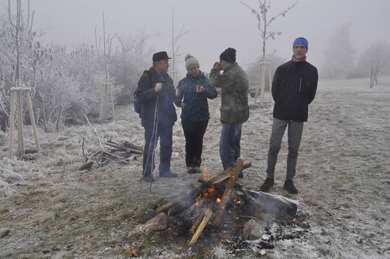 Novoroční výstup na Čekyňský kopec letos lámal rekordy – popřát si do Nového roku přišlo v neděli na Školní kopec přes sedm stovek účastníků.