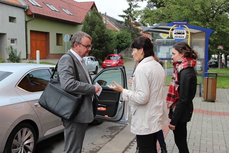 Emotivní debaty o trase D1 přes Dluhonice se v pátek účastnil i ministr dopravy Dan Ťok.