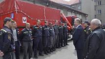 Přerovští hasiči naložili velkokapacitní čerpadlo a vyrazili do zaplavených Čech. V Praze budou pomáhat s odčerpáváním vo­dy.