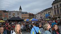 V neděli to na pódiu rozparádila známá česká kapela Buty se zpěvákem, kytaristou a skladatelem Radkem Pastrňákem. Skupina zahrála všechny své známé hity jako František, Krtek nebo Nad stádem koní.