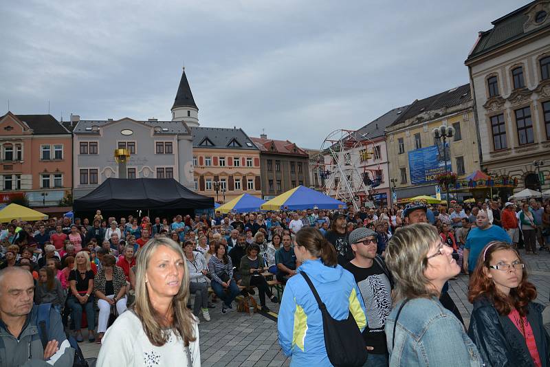 V neděli to na pódiu rozparádila známá česká kapela Buty se zpěvákem, kytaristou a skladatelem Radkem Pastrňákem. Skupina zahrála všechny své známé hity jako František, Krtek nebo Nad stádem koní.