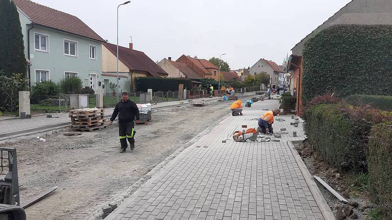 V Dřevohosticích skončila náročná rekonstrukce silnice v Mlýnské ulici.