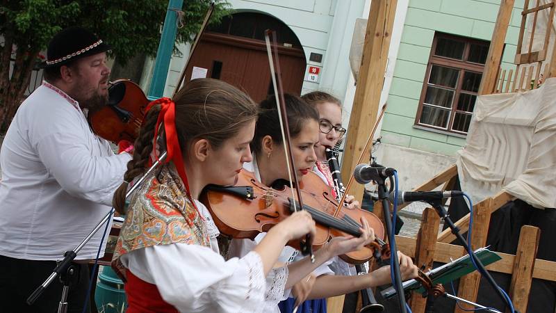 Kroje, tradice i zahraniční temperament. Třináctý ročník folklorního festivalu V zámku a podzámčí v Přerově