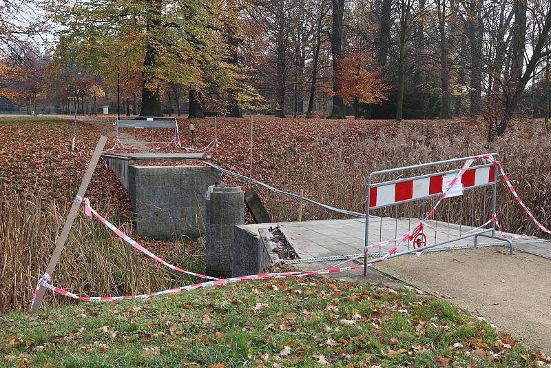 Dva dřevěné mostky v přerovském parku Michalov, které byly napadeny hnilobou, čeká výměna do konce května.