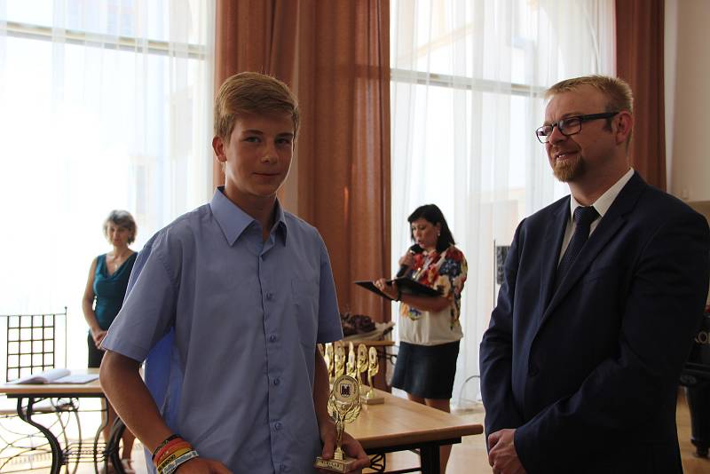 Sošku Scholar, kterou město Přerov každoročně oceňuje nadané žáky základních škol, si ve čtvrtek odneslo čtyřiadvacet dětí. Slavnostní předání ocenění se konalo v Mervartově pamětní síni přerovského zámku.