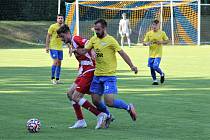 Fotbalisté FK Kozlovice (ve žlutém) remizovali s FC Vsetín 1:1.