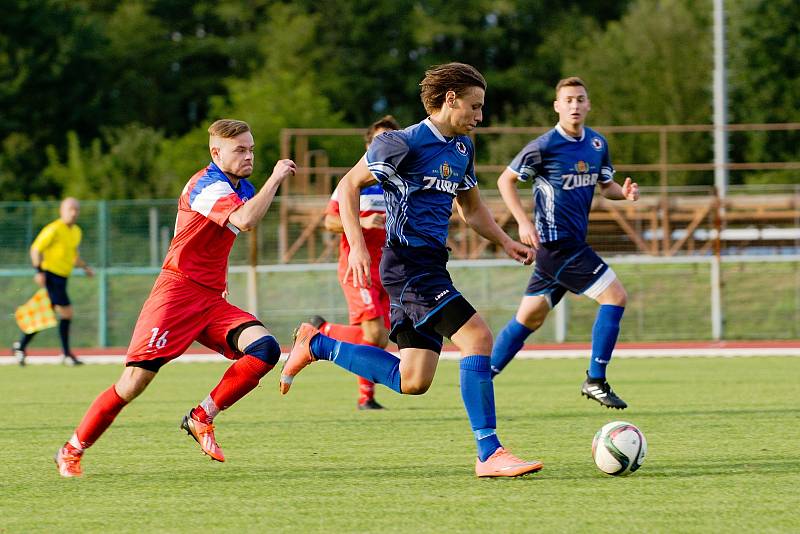 Fotbalisté 1. FC Viktorie Přerov (v modrém) proti Černovíru.