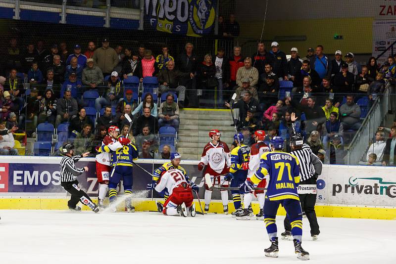 Hokejisté HC Zubr Přerov (v modrém) proti Frýdku-Místku (1:3).