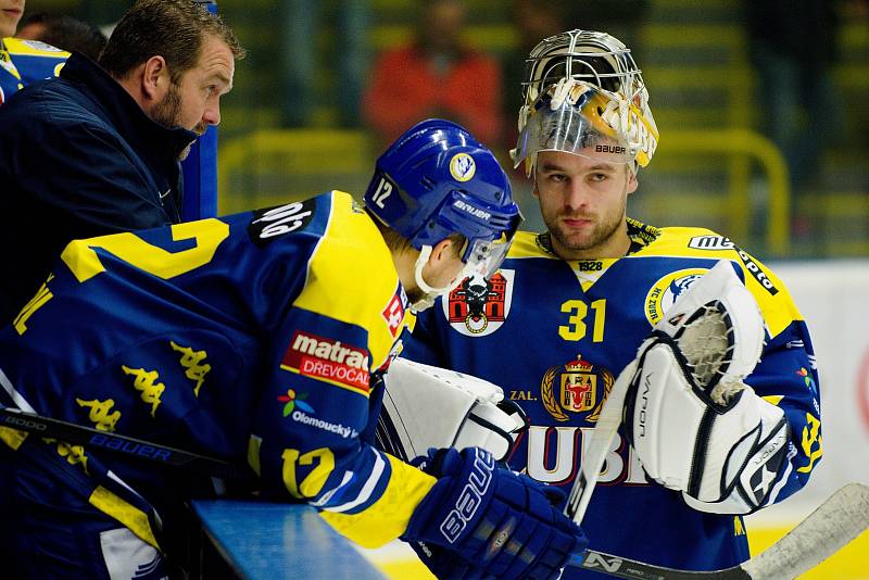 Hokejisté Přerova (v modrém) proti Ústí nad Labem (7:4).