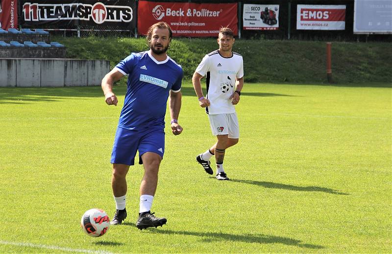 Benefiční fotbalové utkání Na Dětech Záleží. Tým Martina Zaťoviče (v modrém) proti týmu Tomáše Kundrátka (v bílém). Martin Zaťovič