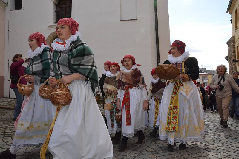 Vhozením smrtky do řeky Bečvy se děti z Folklorního souboru Trávníček rozloučily se zimou. Tradiční vynášení smrtky přilákalo v neděli dopoledne do centra Přerova davy lidí.