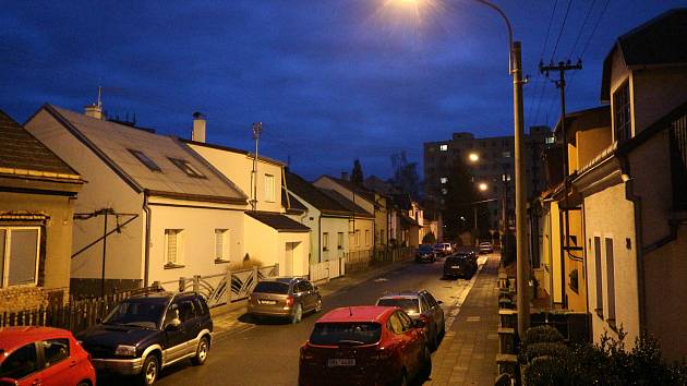 Ulici Svépomoc v Přerově čeká proměna - kvůli přeložce veřejného osvětlení zde zbourají sloupy na předzahrádkách domů.