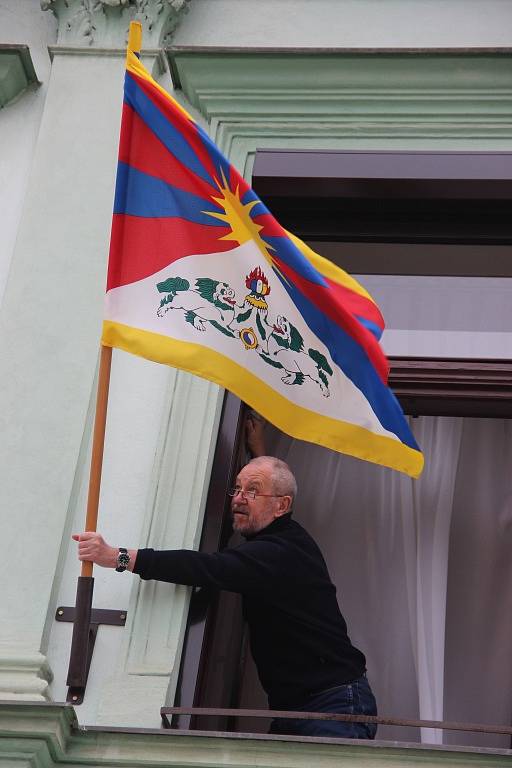 Na radnici v Přerově vyvěsili Vlajku pro Tibet. Je to podruhé po dlouholeté pauze – bývalé vedení města si na vyvěšování vlajky příliš nepotrpělo.