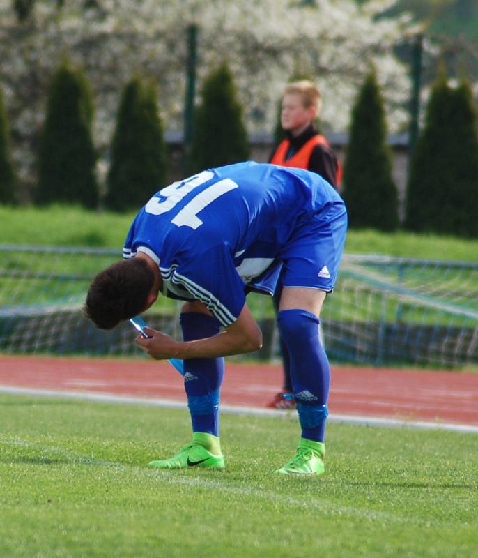 Fotbalisté Kozlovic (v černém) zvítězili 1:0 nad domácím SK Hranice.