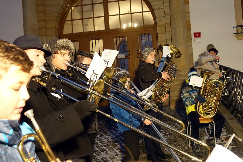 Rozsvícení betlému v podloubí u Galerie města Přerova na Horním náměstí