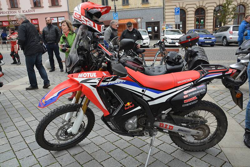 Na sto padesát motorkářů obsadilo v sobotu Masarykovo náměstí v Přerově, aby zahájili letošní sezonu. Motorkáři z různých koutů Moravy, ale i Polska vyrazili kolem půl druhé odpoledne na spanilou jízdu regionem