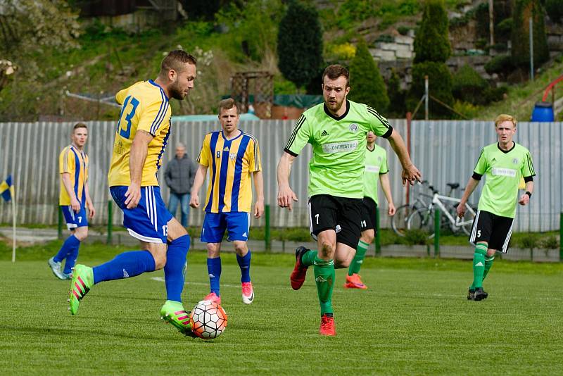 Fotbalisté Kozlovic (v pruhovaném) remizovali s Jeseníkem 2:2.