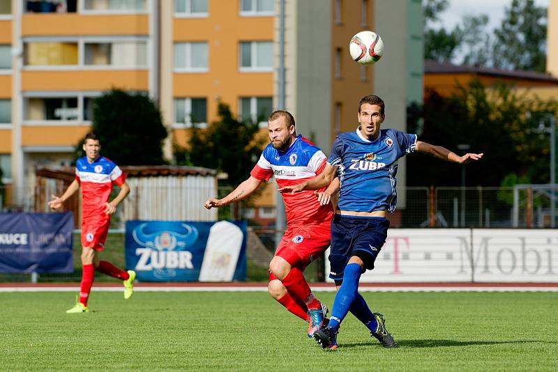 Fotbalisté 1. FC Viktorie Přerov (v modrém) proti Černovíru.