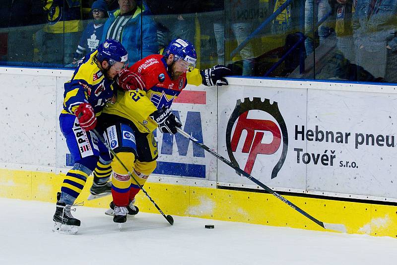 Hokejisté HC Zubr Přerov (v modrém) proti Motoru České Budějovice