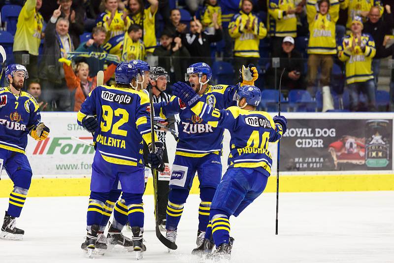 Hokejisté HC Zubr Přerov (v modrém) proti Frýdku-Místku (1:3).