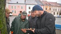 Přerovští dobrovolní hasiči v sobotu odčerpávali vodu z historické studny na Horním náměstí. Spolu s archeology prozkoumávali její dno.