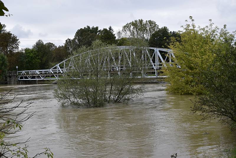 Rozvodněná Morava v Kojetíně, zaplavila třeba i fotbalové hřiště nebo loděnici. 15.10. 2020