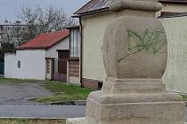 Policie se zabývá vandalstvím sprejerů v Dřevohosticích - poničili i památkově chráněné objekty.