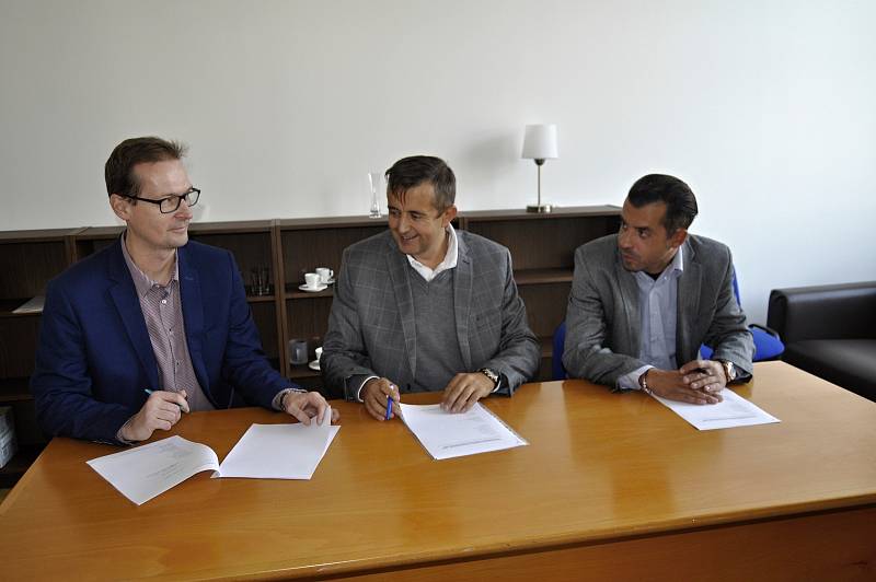 Podpis dohody o koaliční spolupráci v Přerově mezi zástupci hnutí ANO, ODS a KDU-ČSL s TOP 09