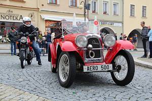 Automobiloví a motocykloví veteráni se rozloučili s letošní sezonou. Start spanilé jízdy Přerovskem byl na náměstí v Lipníku. Neděle 2. září 2023