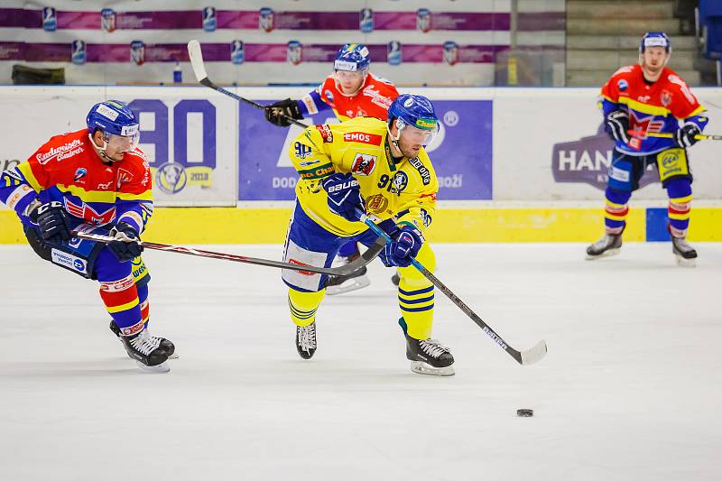 Hokejisté Přerova (ve žlutém) porazili v domácím utkání České Budějovice 2:1