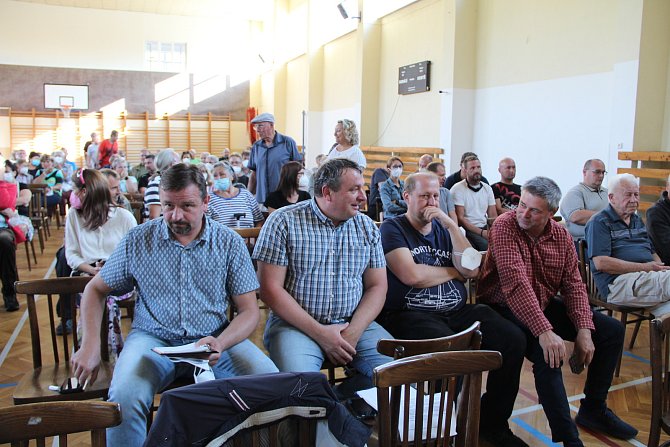 Na veřejné projednávání záměru na rozšíření těžby štěrkopísku dorazilo v pondělí do sportovní haly v Tovačově na dvě stě místních obyvatel.