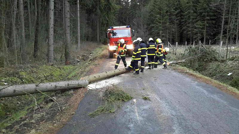 Během pondělní noci museli hasiči na Přerovsku vyjíždět k desítkám událostí, které způsobit silný vítr