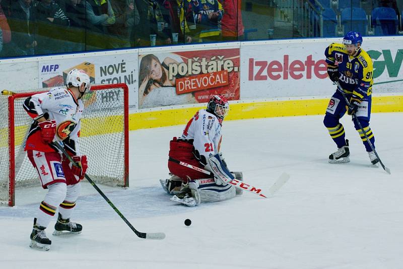 Hokejisté Přerova (v modrém) slaví po čtvrtém zápase předkola play-off s Prostějovem postup