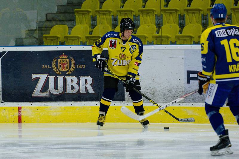 Hokejisté HC Zubr Přerov (v modrém) v "Posledním špílu sezony" profi sým fanouškům. Foto: Deník/Jan Pořízek