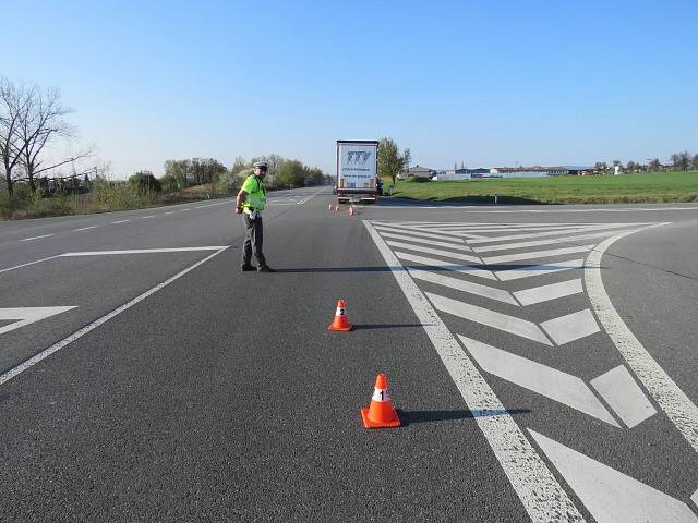 Tragická nehoda nákladního vozidla s motocyklem v Horní Moštěnici