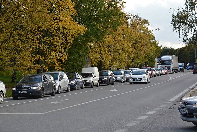 Dopravní zácpy se začaly tvořit po uzavírce dvou důležitých kruhových objezdů v centru Přerova