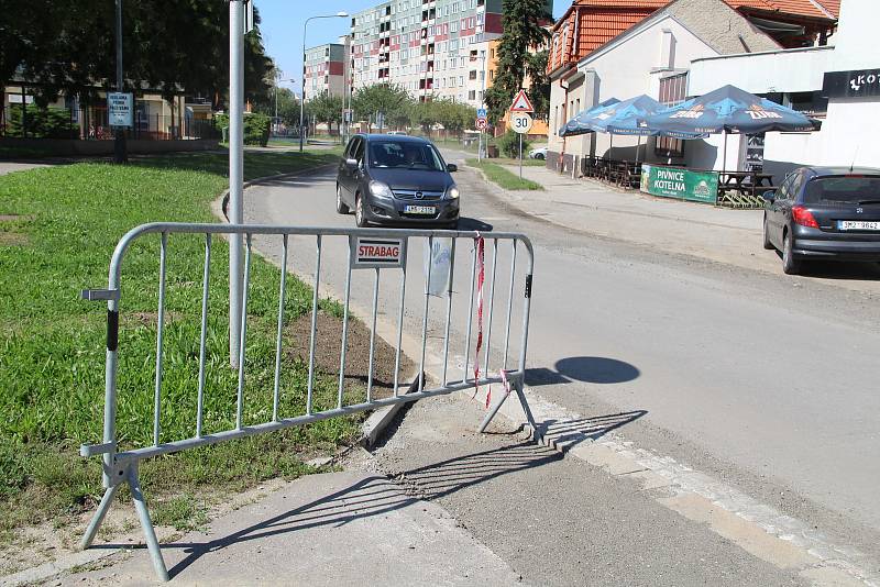 Řidiči poskakují po silnici v Kozlovské ulici v Přerově, kterou stavebník dosud nedokončil.