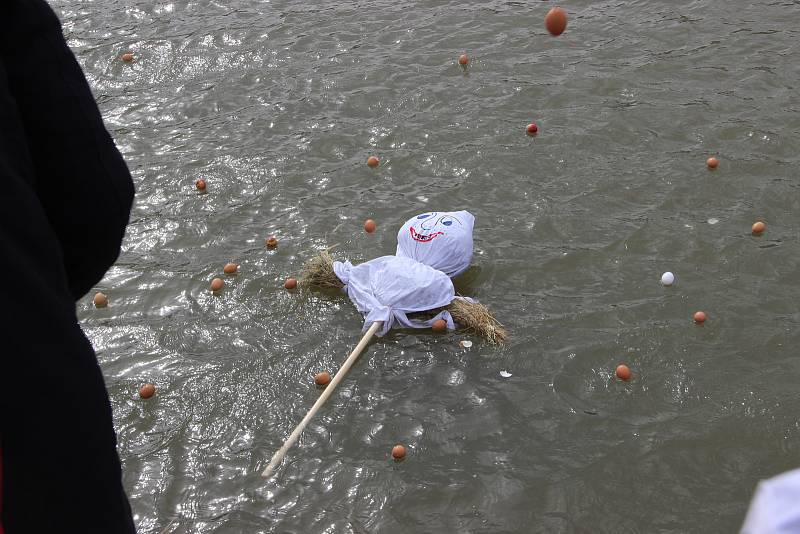 V Přerově hodili zimu do Bečvy