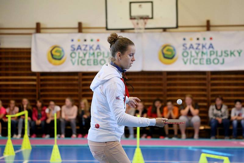 Sazka olympijský víceboj zavítal do ZŠ Dřevohostice. Děti si zatrénovaly se stolní tenistkou Ivetou Vacenovskou