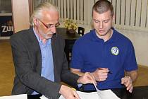 Bývalý generální manažer HC ZUBR Přerov ještě 4. dubna podepisoval novou smlouvu Tomáše Sýkory. 