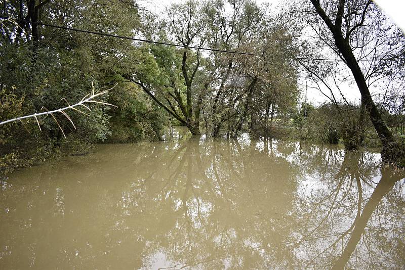 Rozvodněná Morava v Kojetíně, zaplavila třeba i fotbalové hřiště nebo loděnici. 15.10. 2020