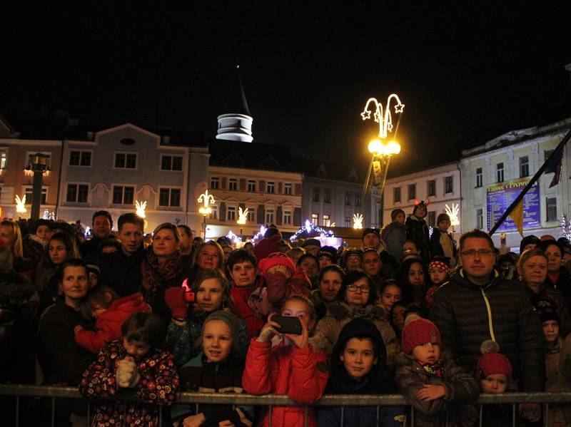 Na mikulášskou show, jejíž program sestavila taneční skupina Duckbeat, přišli dospělí i děti a zaplnili téměř celé náměstí T.G. Masaryka v Přerově.