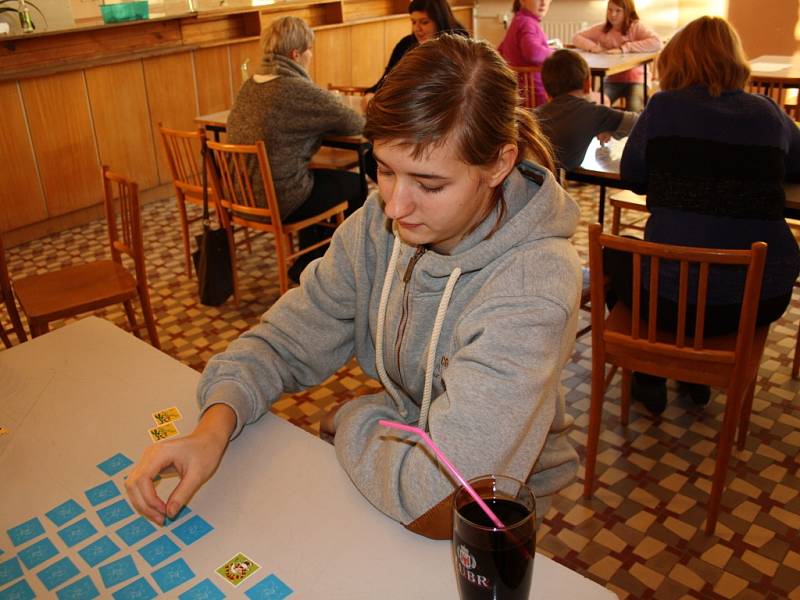 Téměř dvacítka obyvatel Rakova se sešla, aby se zúčastnila třetího ročníku Turnaje v pexesu.