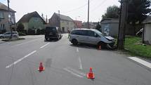 Ke srážce dvou osobních aut vyjížděli ve čtvrtek dopoledne do Vlkoše na Přerovsku policisté.