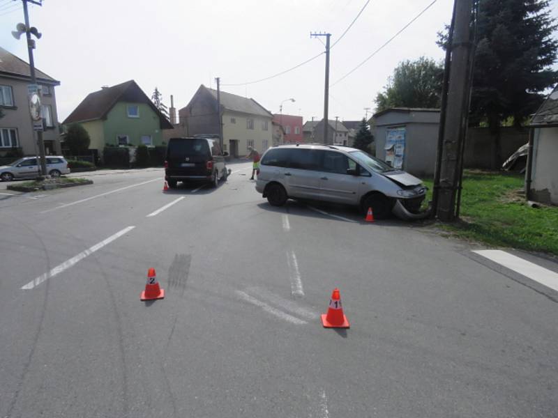 Ke srážce dvou osobních aut vyjížděli ve čtvrtek dopoledne do Vlkoše na Přerovsku policisté.