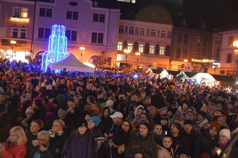 První adventní neděli vpodvečer se slavnostně rozzářil vánoční strom na Masarykově náměstí v Přerově. Do centra města dorazily davy lidí.