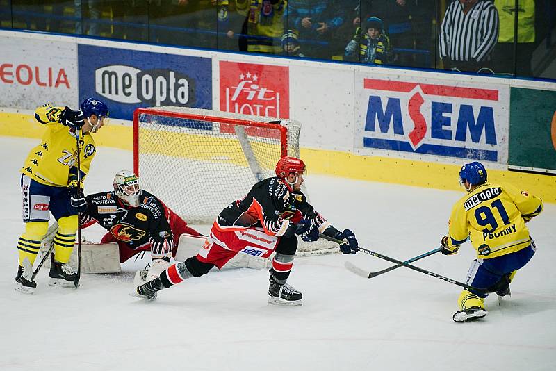 Hokejisté Přerova (ve žlutém) proti Prostějovu (4:2).